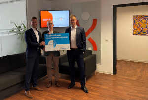 Jörg Oestreich und Christoph Gille nehmen als Geschäftsführer der eddyson GmbH das CrefoZert im Headoffice Göttingen entgegen.